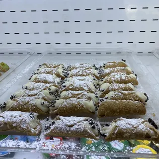 Mini Cannoli Filled with Chocolate Chips Cream