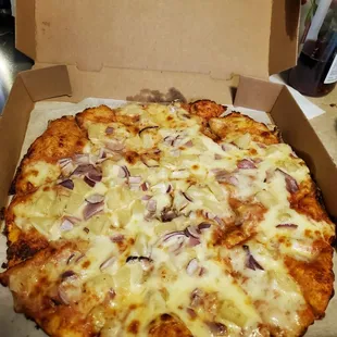Med pie with pineapples and red onion