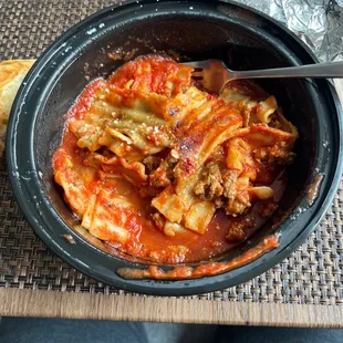 This is not a good presentation of a lasagna, it seems to me that they are deteriorating its quality with takeaway food.