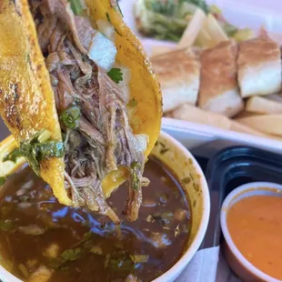 Birria taco y consomè
