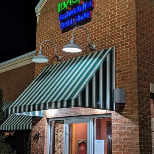 the front of a restaurant at night