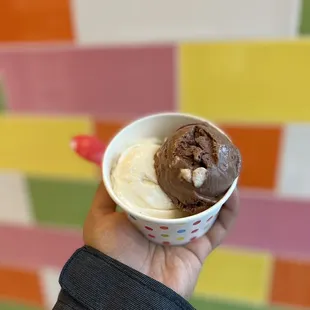 Split single scoop (4.25) of peppermint hot cocoa and spiced apple caramel swirl  IG: @ohmyono