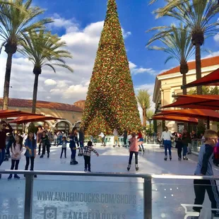 Ice Rink @ IRVINE SPECTRUM CENTER, Irvine, CA!  Wonderful Outdoor Shopping!  (Thanksgiving Weekend 2018)