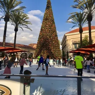 Ice Rink @ IRVINE SPECTRUM CENTER, Irvine, CA!  Wonderful Outdoor Shopping!  (Thanksgiving Weekend 2018)
