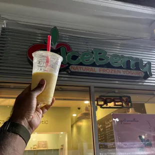 Peach-mango yogurt smoothie