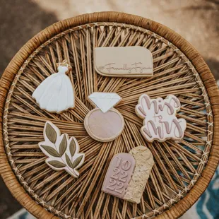 a wicker basket with cookies on it