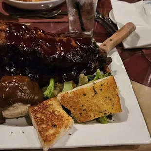 Full rack of ribs with mixed veggies and garlic bread
