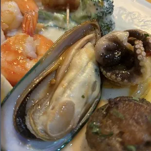 Mussel, stuffed mushroom, bacon wrapped crab ( haddock ) ..