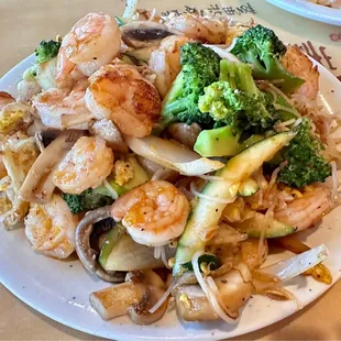 First timer here-lol. Lotsa everything! Fresh and hot Shrimp Hibachi from the Hibachi Bar @ #IchibanBuffet-St. Augustine.