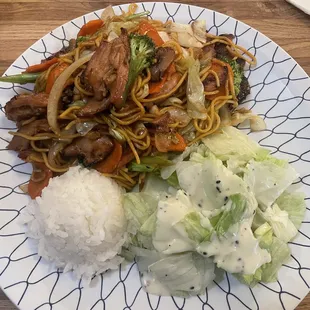 Yakisoba 4/5 good salad