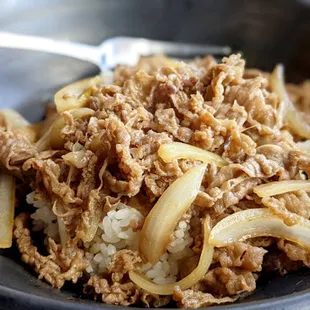 a bowl of ramen and onions