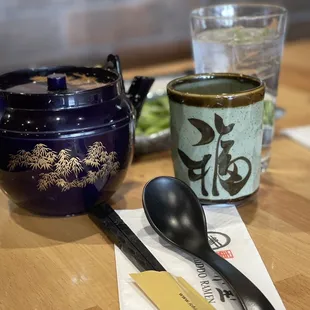 Pre-meal items: tea, water, utensil