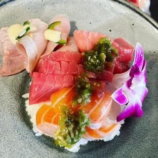 Deluxe Chirashi Sashimi Combo