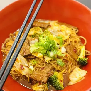 SPICY BEEF RAMEN NOODLE STIR-FRY