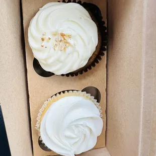 Vanilla cupcake with buttercream icing and carrot cupcake with cream cheese icing.