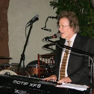 Mr. Steve Dorff personally performing one of his songwriting hits for Stacey on this amazing evening!