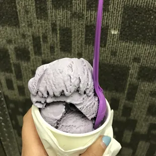 &quot;1 scoop&quot; of ube ice cream - tastes amazing and they always give a ton!