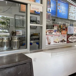 the inside of a fast food restaurant