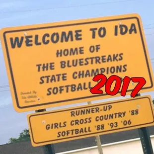 a road sign with the words welcome to ida