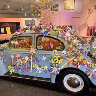 Parte de la Expo  los niños hacen manualidades con papel y los exponen en magnetos