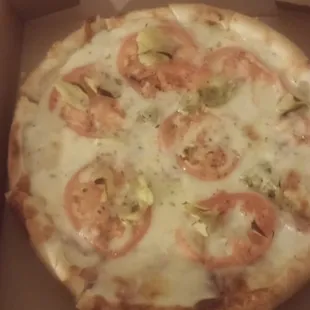 Tomatoes, artichokes, prosciutto, and their delicious white sauce was spot on flavorful!!!  My first white sauce pizza!  Thanx