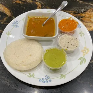 Thatte idli, sambar and chutneys