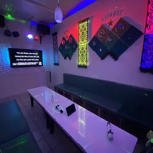 Big room (6-13 people). Fun decor!