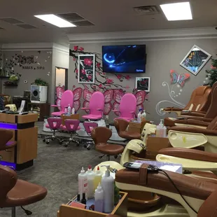 Their kids chairs are insanely adorable.  Very nicely decorated.