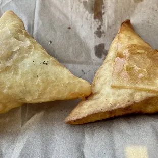 Beef (left) and Veggie sambusas - Yum!!