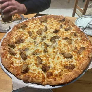 meatball pizza with caramelized onions