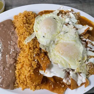 Chilaquiles Rojos con Huevos