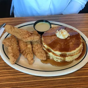 food, chicken wings and fried chicken