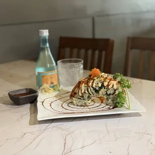 Golden Gate Roll
w/ cream cheese and spicy mix fish inside, deep fried, w/ tobiko, scallion and sesame seeds on top