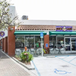 store front with outside seating