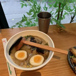 Black garlic tonkotsu