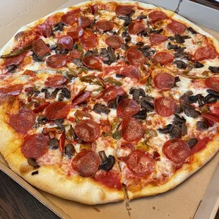 Pizza with pepperoni, green peppers and mushrooms