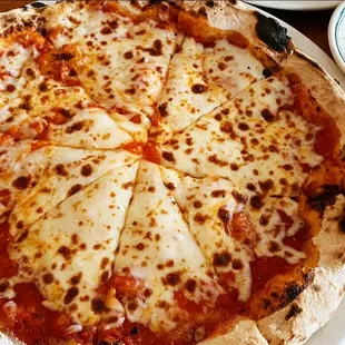a cheese pizza on a plate