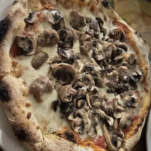 pizza funghi e salsiccia