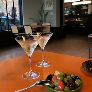 MARTINI 50/50, HAYMAN&apos;S GIN, TAGGIASCHE OLIVE FAT-WASHED CARPANO DRY. | MARINATED OLIVES, KALAMATA, CERIGNOLA, TAGGIASCHE, CITRUS, THYME.