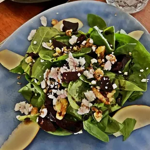 Spinach salad with beets and goat cheese