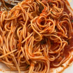 a plate of spaghetti and sauce