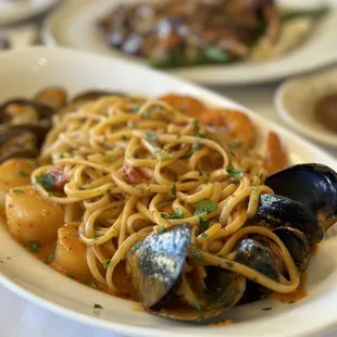 a plate of pasta and musselling