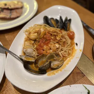 Linguine mare chiaro (pasta with clams, mussels, prawns & scallops in roasted tomato sauce, crushed red pepper, garlic & trebbiano wine)