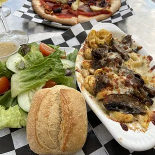 Tortellini con funghi. Pizza behind