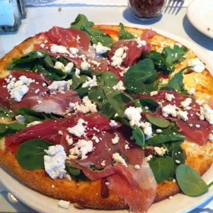 Alla Roiese Pizza:  Mozzarella, goat cheese, fresh tomatoes, prosciutto, and arugula. So good!