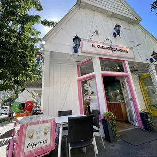 the outside of a restaurant