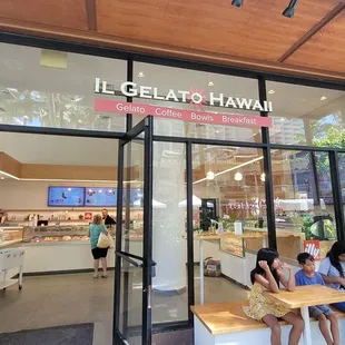 IL Gelato Cafe front on Lewers in Waikiki