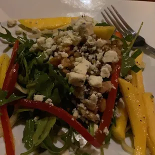 Salad with arugula, mango, Gorgonzola, and walnuts