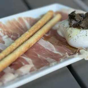 Prosciutto e burrata con tartufo e grissini