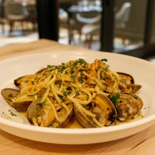 Linguine with Manila clams, garlic, in a white wine sauce.